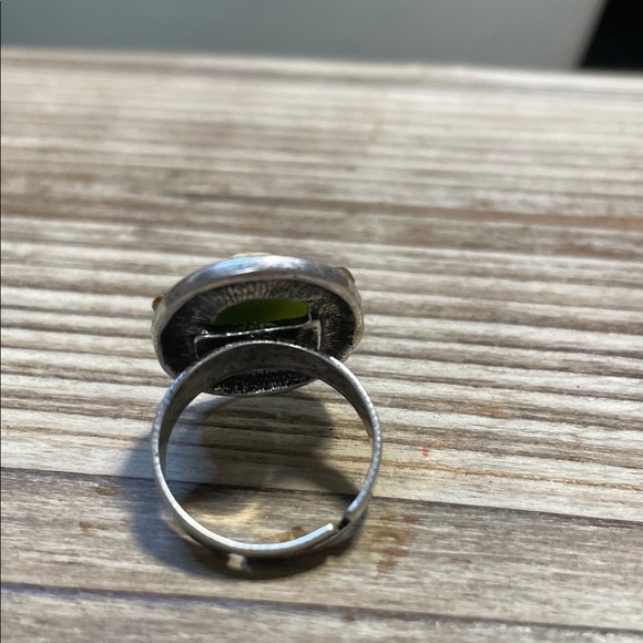 Elegant Silver Cameo Ring with Green Accents - Picture 2 of 4